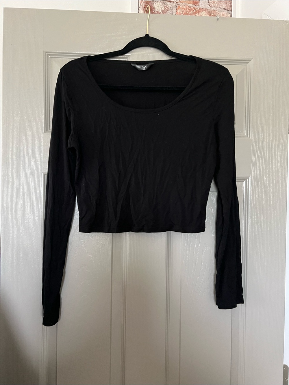 Black Long-Sleeve Crop Top - Classic Scoop Neck